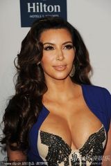 组图：布兰妮性感秀乳沟 金-卡黛珊豪乳抢镜