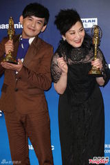 组图：张小燕师徒夺金钟奖最佳主持人奖