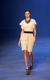 幻灯图集：布鲁姆女友米兰达性感新装秀