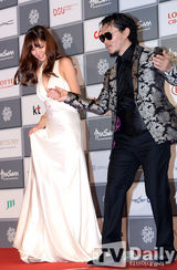 组图：釜山电影节开幕 杨东根携女伴亮相红毯