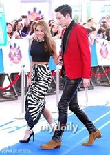 组图：神话李孝利等亮相20代选择颁奖礼蓝地毯