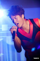 组图：吴克群发新专辑 单膝下跪示爱徐若瑄