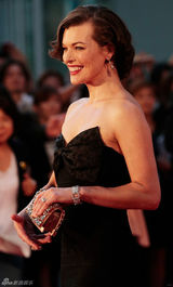 组图：《生化危机5》日本首映 米拉黑裙性感出席