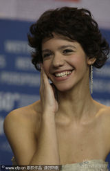 幻灯图：《吹口哨》柏林记者会 男女主角亲昵不避嫌