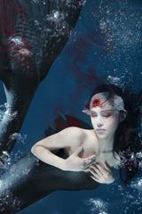 组图：韩丹彤将发新歌 水底拍摄唯美封面照