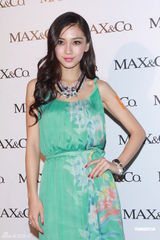 组图：AngelaBaby绿裙妖艳 薛凯琪备战红馆个唱