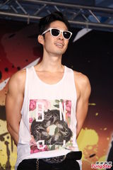 组图：吴建豪帅气亮相大秀舞技 墨镜遮面心情好