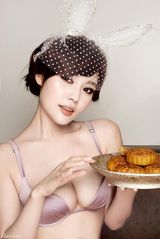 组图：徐冬冬变身热辣兔女郎 挺酥胸秀中秋月饼