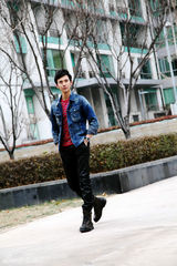 组图：蔡珩街拍演绎冬日欢乐牛仔