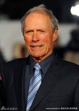 幻灯图：《不可战胜》伦敦首映 达蒙携娇妻秀恩爱