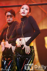 组图：韩团missA携新曲回归 女团齐秀腿拼性感