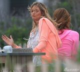 抖奶超模阿普顿解放天性 手舞足蹈胸波荡漾(图)