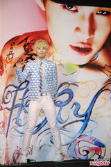 组图：Henry出专辑会粉丝 陪“老婆”过情人节