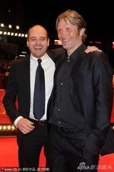 组图：《皇室风流史》首映 麦德斯透视黑裙秀美腿