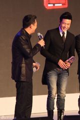 组图：陆毅潮范儿亮相盛典 新年斩获大奖作礼物