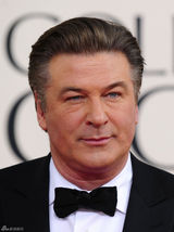 高清图：亚力克-鲍温亮相红毯 西装革履款款有型