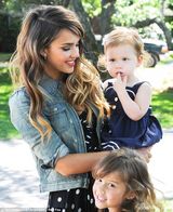 组图：阿尔芭看童装秀 女儿们学院风连衣裙抢镜