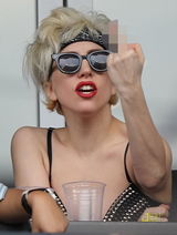 幻灯图：Lady gaga铆钉装看棒球赛 不满球员竖中指