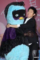 组图：韦礼安电影处女作上映 称票房破亿即裸泳