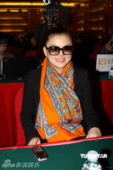 幻灯组图：王岳伦全程紧跟爱妻 心细为李湘挂挎包