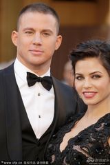 组图：奥斯卡红毯-钱宁-塔图姆热吻怀孕娇妻