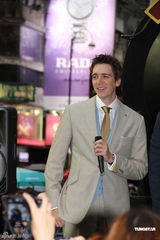 组图：《哈利》香港办见面会 双生兄弟为粉丝签名