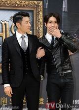 组图：《电视剧之王》发布 崔始源中分头表情搞怪