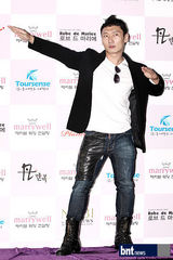 组图：韩国笑星赵志勋大婚 HAHA献歌众星祝贺