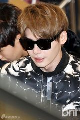 组图：李钟硕穿花夹克 与中国粉丝共度情人节