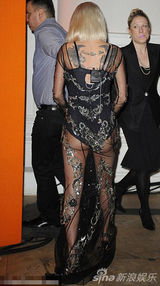 组图：萨拉-哈丁亮相慈善活动 蕾丝裙玩透视