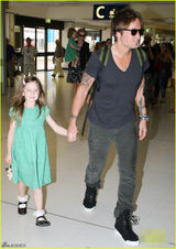 组图：妮可基德曼黑超遮面 穿印花裙带爱女度假