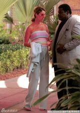 组图：席琳-狄翁大肚照曝光 剪短发医院安心待产