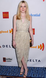 高清组图：达科塔-范宁V领长裙亮相身材窈窕