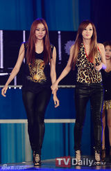 组图：2PM祐荣等激情出演音乐节目