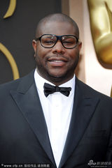 组图：史蒂夫·麦奎因戴框架镜显知性