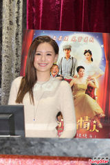 组图：安心亚蓝正龙电影院客串店长 宣传新片