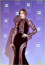 组图：洛佩兹镂空装亮相晚宴 挺翘臀美艳似人鱼