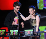 幻灯图：斯图尔特和帕丁森MTV大奖再获最佳接吻奖