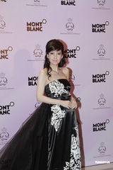 组图：周慧敏赞老公细心体贴 诸葛梓岐望生龙宝宝