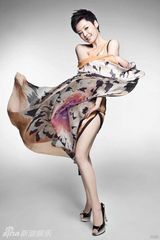 组图：袁莉华美宫廷装性感 裙摆飞扬秀香肩玉腿