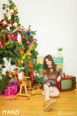 组图：本兮发圣诞单曲 淡雅妆容营造甜蜜气氛