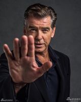 组图：《爱情重击》布鲁斯南汤普森玩暧昧