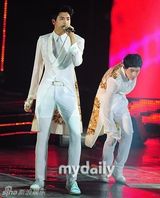 组图：韩团帝国之子出道4年首次举办演唱会