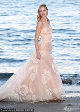 组图：爱娃-洛克波诺裸粉蕾丝婚纱款礼裙拍写真