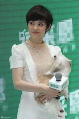 组图：孙俪白裙清新现身 携爱犬呼吁领养