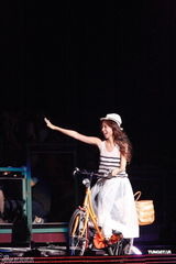 组图：陈綺贞小巨蛋开唱 脚踏车上场展独特摇滚风