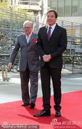 组图：艾美一切就绪 主持人吉米-法隆亮相揭红毯