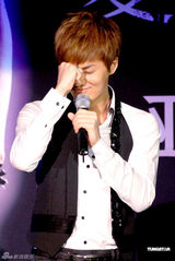 组图：吴克群再度出击秀肌肉 声色俱全尺度大胆 