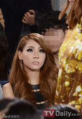 组图：GD亮相时装周 鸭舌帽混搭格纹西装