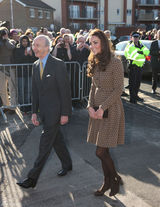 高清组图：凯特王妃造访小学印花连衣裙优雅